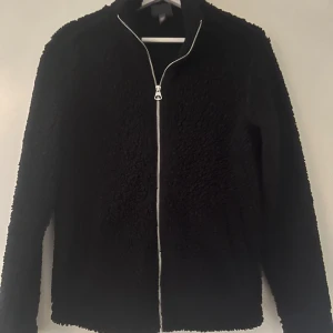 Teddy jacka HM  - En svart Teddy jacka från HM stl xs men passar S 