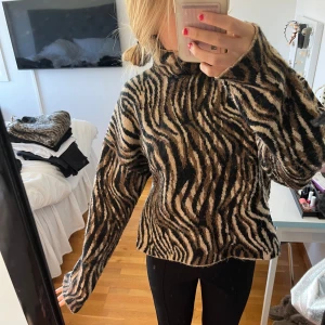 Stickad tröja  - Jättefin och superskön stickad tröja med polo krage🤎🤎