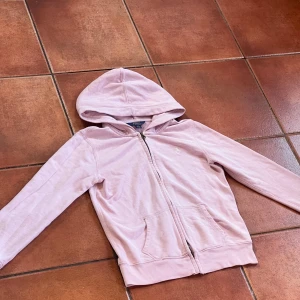 Ljus rosa Polo Ralph Lauren Hoodie med zip - Fin Ljus rosa Polo Ralph Lauren Hoodie med zip💗 Något nopprig och lite tecken på användning men inget som stör💗 Super fin, säljer dö den tyvärr är för liten💗 Storlek 12-14 år💗