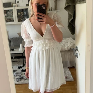 Studentklänning - Vit klänning i storlek 36/S 