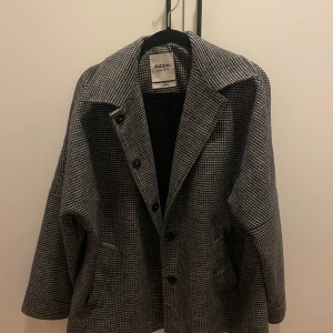 Rutig kappa från Dobber - Rutig kappa från Dobber i storlek XS. Perfekt för höst och väldigt oversized. Passar strl L också 