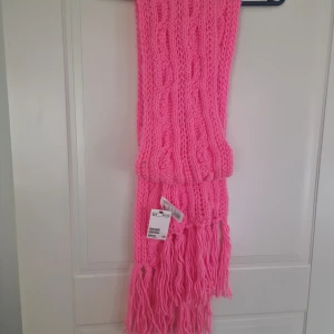 Halsduk - Helt ny,med prislapp kvar