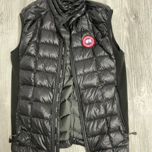 Canada goose hybride lite väst - Säljer min canada gose väst. Som ni kan se på bilderna är det bra skick o använd få gånger. Har tyvärr ingen kvitto men har orderbekräftelse från johnells.  Ny pris:  ca 6000kr