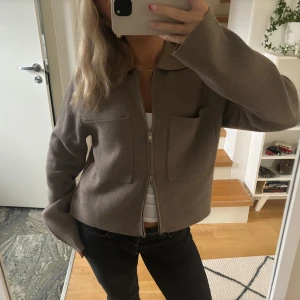 Kofta/tunnare jacka  - Jätte fin kofta som tyvärr inte kommer till användning. Använd bara en gång, nyskick!! Dragkedjan är lite trög men fungerande💗💗