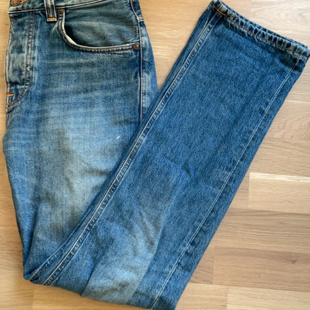 Soft nudie jeans i bra skick  Har några snygga slitningar   Size W28 L32. Jeans & Byxor.