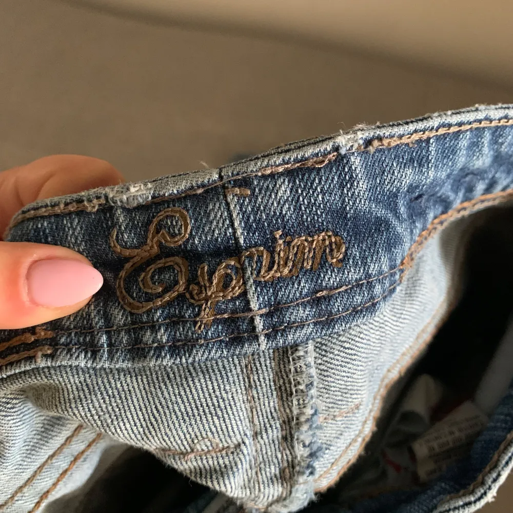 Super snygga jeans som är köpa i Belgien 🇧🇪, säljer då de inte kommer till användning. Inga defekter, och använda ett fåtal gånger.💖 (kom gärna med prisförslag). Jeans & Byxor.