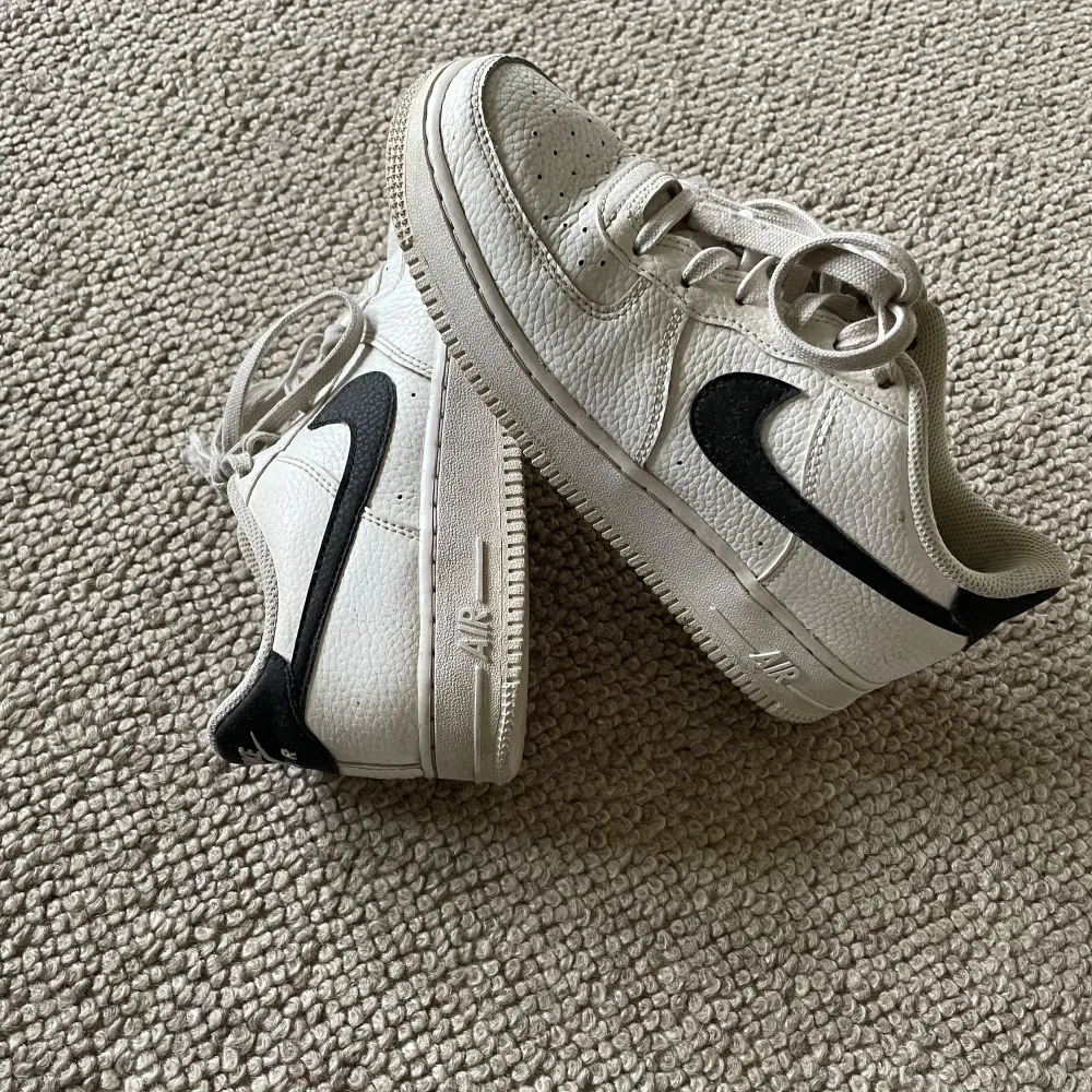 Supersnygga Nike airforces med svart logga som är i bra skick, säljer då de är för små 🪩. Skor.