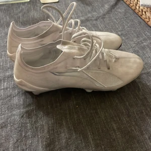 Fotbollsskor 42 - Puma ultra ultimate 5 i bra skick använda i 2 veckor på konstgräs