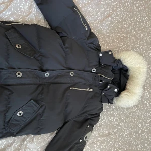 MOOSE KNUCKLES - Säljer nu min vinterjacka för har fått ett nytt Är i perfekt skick och använd bara 3-4 gånger storlek S
