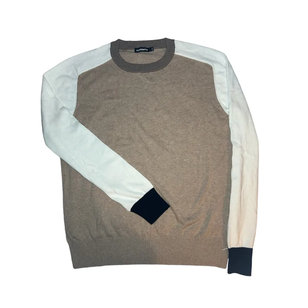 Säljer en elegant beige crew neck med detaljer i svart och brunt. Den är finstickad i högkvalitativ bomull, vilket ger en mjuk och bekväm känsla. Perfekt för en avslappnad men stilfull look. I mycket gott skick!  Tveka inte på att höra av dig✨. Tröjor & Koftor.