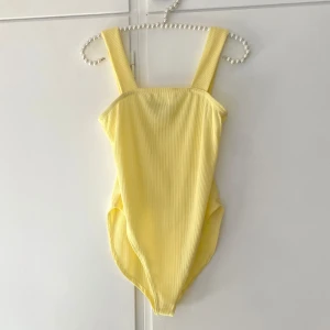 Ljusgul Body - Jättefin ljusgul body i storlek small. Aldrig använd 💛