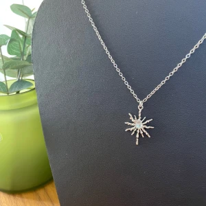 Halsband - Stjärna  - Egengjort silverfärgat halsband i rostfritt stål med silvrigt stjärn-hänge. 🩶Kolla gärna resten av mina annonser för samfrakt.