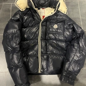 Moncler jacka  - Hej jag säljer nu denna riktigt snygga vintage moncler jackan. Den är perfekt nu till vintern och har några defekter. Det var ett hål men har nu sytts ihop men syns knappast. Men med flera bilder och frågor så är det bara att skriva!🙌