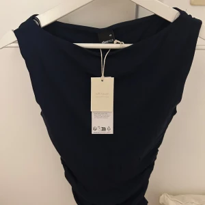 Gina tricot topp - Kortärmad marinblå topp från Gina tricot 