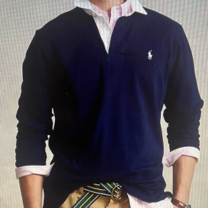 Rugby shirt Polo Ralph Lauren  - Snygg sweatshirt från Polo Ralph Lauren  Knappar i krage Logga på bröstet  Nypris ca 2100kr  Ny, aldrig använd. 