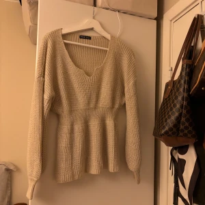 En beige stickad tröja  - En beige stickad tröja. Knappt använd. Storlek S.