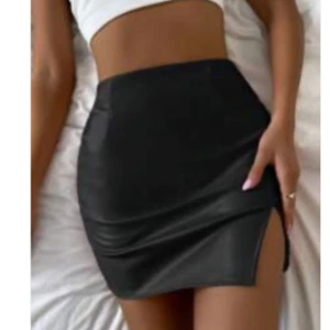 Skinn kjol - Super fin skinn kjol kvar i förpackningen då jag fick hem den idag men e för liten, skulle säga att den passar xs❤️