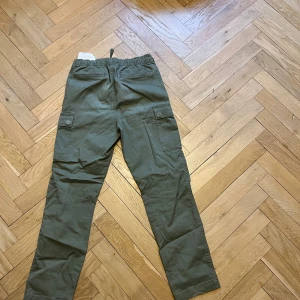 Ralph lauren cargo - Har haft mina ralph lauren cargo byxor ett tag fast inte använt så mycket storlek 10-12 ny pris 899 mitt pris 299!