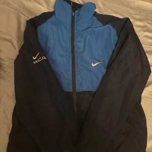 Nike vintage zip up  - Its pretty baggy 