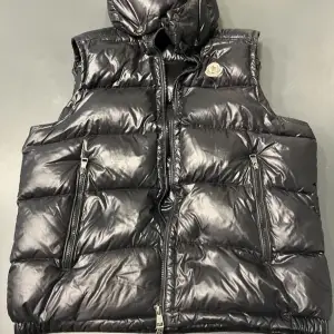 Säljer en riktig snygg moncler väst den e helt äkta saknar dock kvitto, Size M pris kan diskuteras 