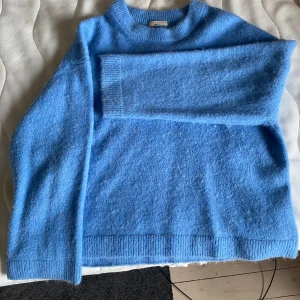 Blå stickad långärmad - Endast använd ett fåtal gånger då jag inte gillar färgen på mig Har en oversized stil
