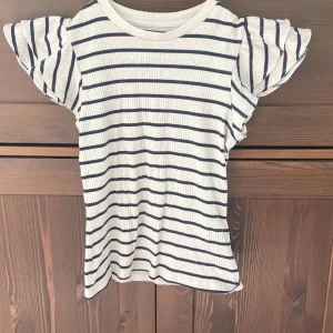 Topp från Lindex  - Randig topp från Lindex med ”puff” ärmar i strl xs/34. Inte använd många gånger så i bra skick. 