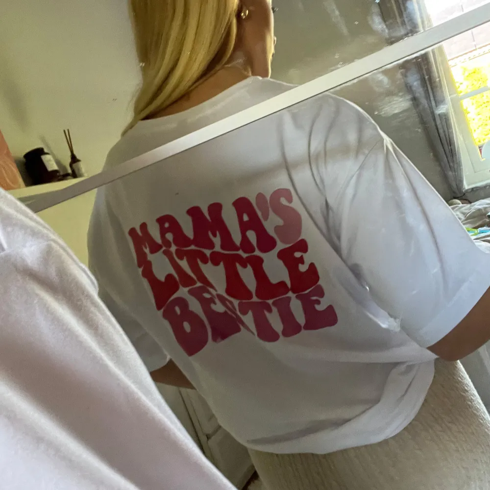 Säljer denna fina T-shirten med text på ryggen. Helt ny💓. T-shirts.