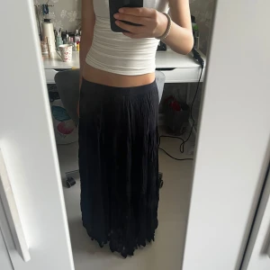 Långkjol  - Säljer en svart långkjol från stradivarius i strl. XS. Köptes sommaren 23 men fick aldrig någon användning för den tyvärr, dvs. oanvänd!