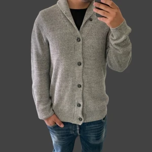 Cardigan tröja  - Säljer denna riktigt snygga tröjan perfekt nu inför hösten och vinterns alla dagar. Vid frågor och funderingar skriv gärna 