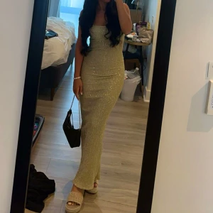 Guld klänning med paljetter - Säljer denna snygga klänning. Använd en kväll och är i jättebra skick. 