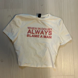 Tröja - Tröja med text, råkade tvätta tillsammans med svart så har lite svart ludd på sig som nog går bort med en till tvätt✨