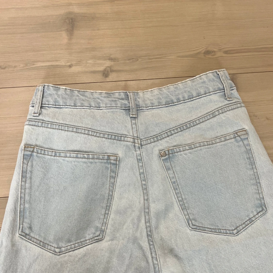 Ljusa jeans med fransiga kanter - 91