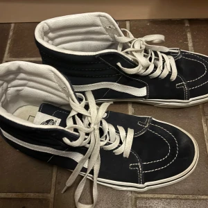 Mörkblå höga vans - Mörkblå höga vans som endast använt utomhus ett par gånger. Inga täcken på slitage och supersnygga nu till hösten 