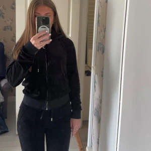 Juicy Couture sett  - Hej! Säljer nu mitt Juicy Couture sett pågrund av att det aldrig används. Köpte det på NK i Göteborg 2023 o har använd några gånger. Nypris är 2600kr men jag säljer det för 1000kr pågrund av att två av dom silvriga detaljerna på smörerna har lossnat.