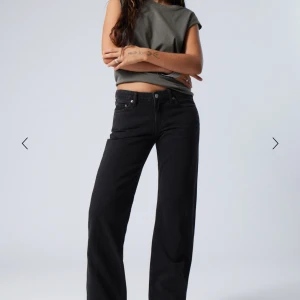 Helt nya weekday jeans  - Svarta weekday jeans i modellen Arrow Low Straight Jeans i W 26 L 32 
