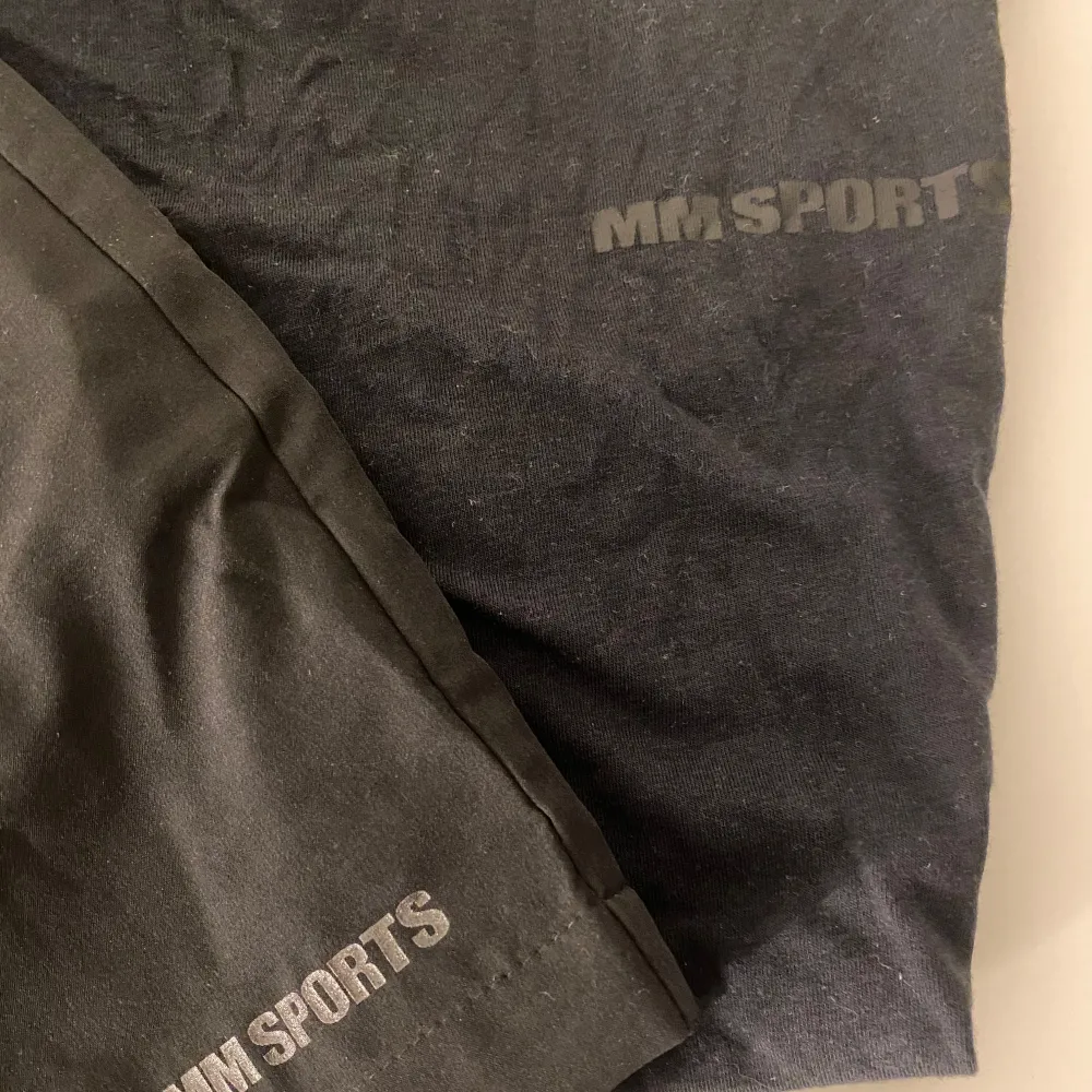 Shorts och tröja från Mm sports i jättefint skick Shortsen är stl Xs men rätt stora i stl därav passar S-M Tshirt stl L men passar S-M Aldrig använt Pris 200:-. Sportswear.