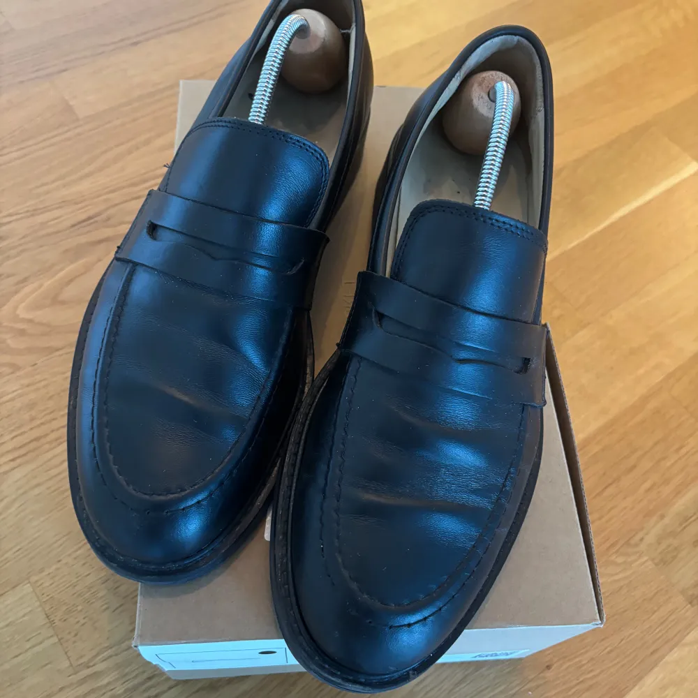 Fina loafers från Arket, använda med kärlek men har fortfarande mycket kärlek att ge till en ny ägare . Skor.