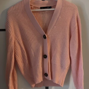 Stickad kofta - rosa stickad kofta i ny skick!🩷