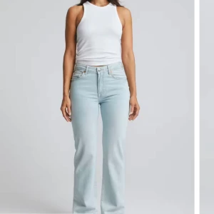 Lågmidje jeans med raka ben - Lågmidjade jeans i en rakmodell från bik bok i en ljusblå tvätt, storlek 25-32 Endast använda ett fåtal gånger☺️