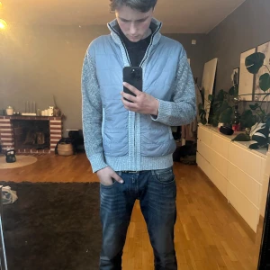 Cardigan - En riktigt schysst cardigan jacka perfekt till hösten! Okänt märke, riktigt skön och stilig🔥 inga tecken på skador osv!