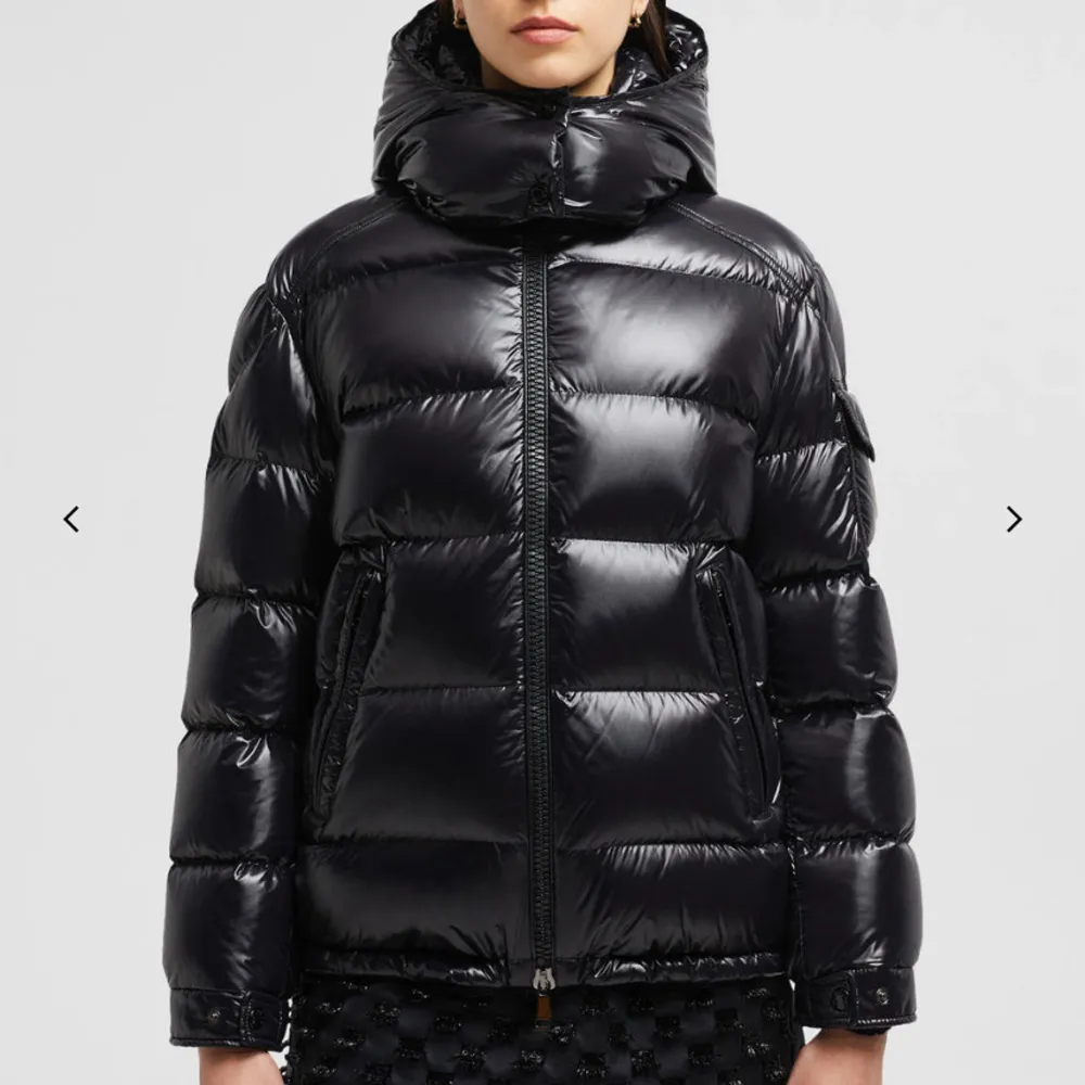 Svart moncler maire jacka, storlek 0,  väldigt bra skick. Nypris 18.880kr. Jackor.