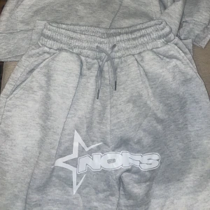 Nofs tracksuit  - Jättefina och sköna som är också väldigt moderna, säljer de är inte min stil längre😊 för mer bilder eller frågor är de bara att fråga 😊pris går att diskutera vid snabb affär (de är baggy)