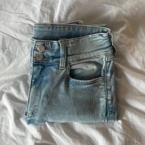 Bootcut jeans🩷 - Hej! Säljer dessa low waisted Bootcut jeansen som är från H&M!🩷 Säljer eftersom de är lite små för mig (storlek 158)😋Nypris ligger på 280kr men eftersom den är som nya säljer jag dem för 119!🫶🏼🩷Pris kan självklart diskuteras!