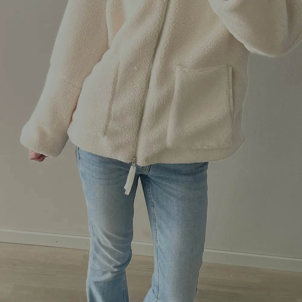 En fin krÀmvit Teddy jacka som Àr helt ny fast var tyvÀrr för liten för mig och mÄste sÀlja. NYPRIS : 799kr. Storlek S men passar XS och XXS ocksÄ. Skriv om du vill ha fler bilder och om du Àr intresserad att köpa den! Pris kan diskuteras.. Takit.