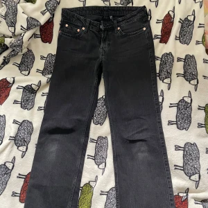 Weekday lågmidjade jeans - Arrow straight jeans from weekday! Nyskick! Storlek 26/32 Kom privat för fler mått ❤️