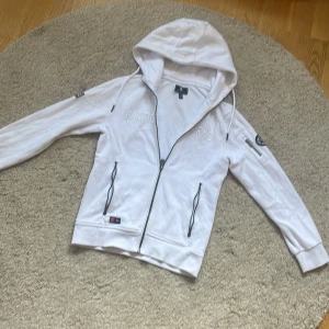 Zip up hoodie  -  Hej jag säljer en vit varm sippa pudding som är perfekt nu när det blir lite kallare och den kommer inte till andra längre den har också nästan aldrig använts💕