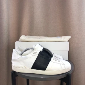 Valentino Opens - Säljer nu mina valentino Opens då jag köpt nya skor. De är i bruksskick och har mycket kvar att ge. Allt medföljer, box, tags, dustbag, påse mm. Priset är inte hugget i sten!