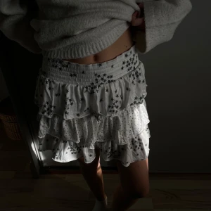 Volang kjol med stjärnor - Volang kjol med stjärnor i olika storlekar!!