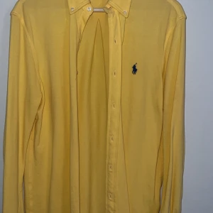 Ralph lauren mesh skjorta - Skick: som ny Storlek: M Säljer då jag tyvärr aldrig använder mer. Skjortan är av ett super mjukt material då de känns mer som en tröja.