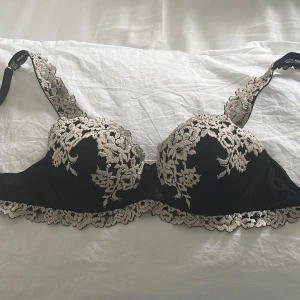 Intimissimi bh - Använd få gånger. Fint skick. Säljer pågrund av att den är för liten. Storlek 75B.